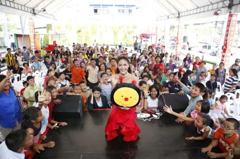 นางเอกผิวแทน “ปุ๊กลุก” ท้าลมร้อนร่วมงาน Meet & Greet กับลูกค้าโตโยต้า บัสส์ และแฟนคลับ
