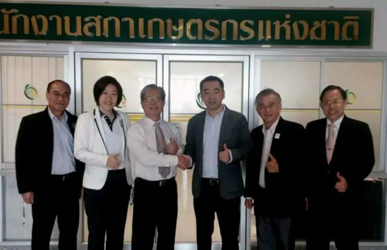 ดร.ณพพงศ์ ธีระวร(คนที่ 4 จากซ้าย) ประธานส...