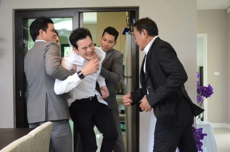 “ชาคริต” ถูกซ้อมยับ “มาร์กี้” ถูกเสี่ยจับบีบคอ “ไม้-อ้น-ปั๋ง”บุกตะลุมบอนพาหลบหนี
