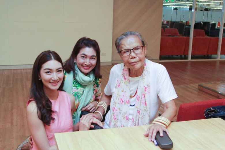 ทมยันตี ปลาบปลื้ม "ทรูโฟร์ยู" รีเมค "ร่มฉัตร" ละครเทิดทูนสถาบันพระมหากษัตริย์ ชื่นชม "แพนเค้ก" รับบท "แม่วาด 2560" เหมาะสมที่สุด