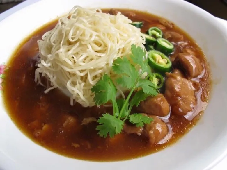 เชฟก๊อง ข้าวหน้าไก่ บาย พูนเลิศ “รสชาติดั้งเดิม เพิ่มเติมคือความอร่อย”