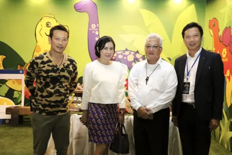 ดร.ดิสธร วัชโรทัย รองเลขาธิการพระราชวัง (ที่ 2 จากข...