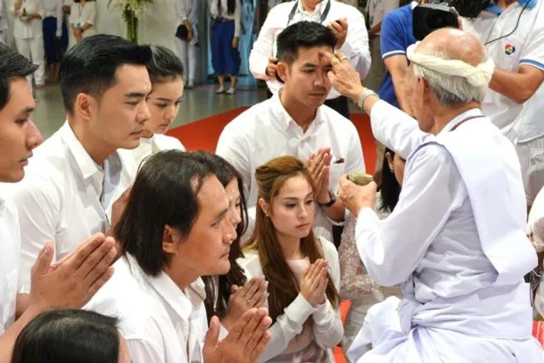 สถานีโทรทัศน์สีกองทัพบกช่อง 7 จัดพิธีไหว้ครูและครอบครู เพื่อความเป็นสิริมงคลแก่ ผู้ผลิตรายการ ผู้ผลิตละคร นักแสดง
