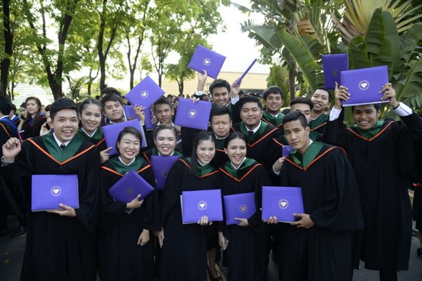 ม.กรุงเทพจัดพิธีประสาทปริญญาบัตร