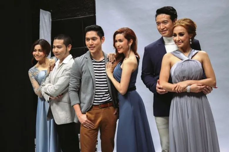 แคท อิงลิช-ชาย ชาตโยดม แทคทีมศิลปินเปิดตัวละครเวที “ก๊วนคานทอง LOVE GAME THE MUSICAL” ครั้งแรก!!! เผยโชว์เด็ด เสื้อผ้าหน้าผมจัดเต็ม พร้อมให้ซื้อบัตรกันแล้ว 1 พ.ค.59 นี้
