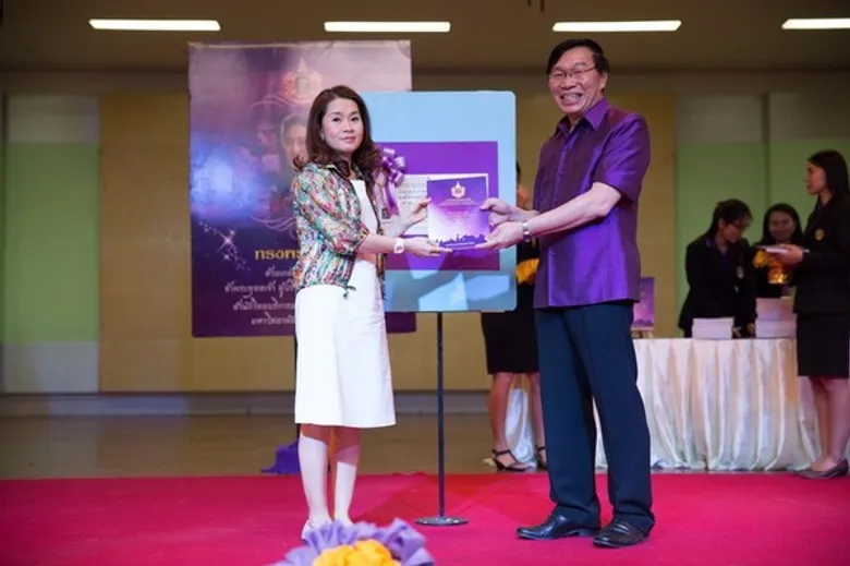 ราชภัฏโคราช แสดงผลงานวิชาการ จัดนิทรรศการตำราเฉลิมพระเกียรติฯ และมอบเงินสนับสนุน แก่คณาจารย์ผู้จัดทำตำรา