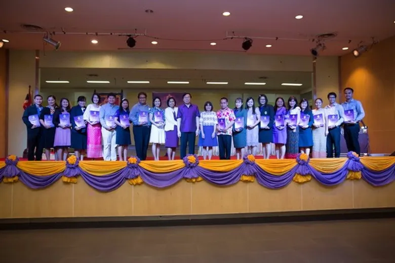 ราชภัฏโคราช แสดงผลงานวิชาการ จัดนิทรรศการตำราเฉลิมพระเกียรติฯ และมอบเงินสนับสนุน แก่คณาจารย์ผู้จัดทำตำรา