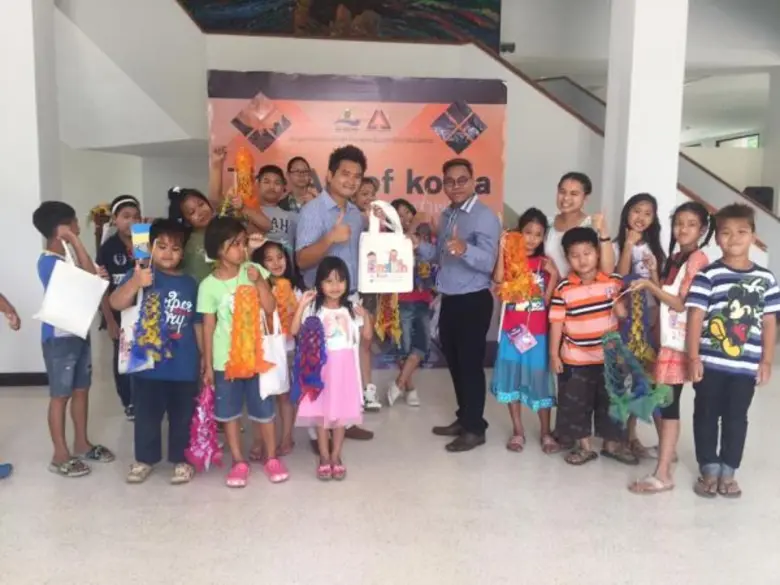 สถานอารยธรรมศึกษา โขงสาละวิน ม.นเรศวร จัดกิจกรรม “English is fun” ให้เยาวชนในโครงการผู้นำเยาวชนสองภาษา  ร่วมเรียนรู้ ฝึกปฏิบัติ ซึมซับ ศิลปะ วัฒนธรรม ภูมิปัญญาไทย