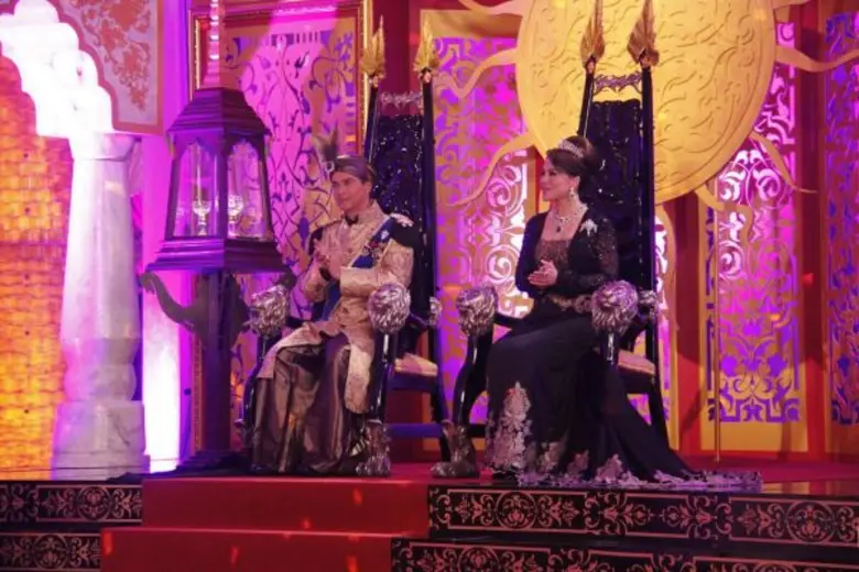 ทูลกระหม่อมหญิงอุบลรัตนราชกัญญา สิริวัฒนาพรรณวดี เสด็จไปทรงเข้าฉากเปิดตัวละคร “ดาวหลงฟ้า ภูผาสีเงิน” ผู้จัด “สตางค์-กันตนา” ทุ่มงบไม่อั้น เนรมิตฉากงานเต้นรำ พร้อมขนเครื่องเพชรกว่า 100,000,000 บาทเข้าร่วมฉาก