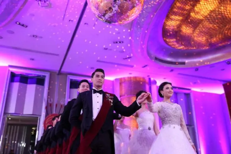 ทูลกระหม่อมหญิงอุบลรัตนราชกัญญา สิริวัฒนาพรรณวดี เสด็จไปทรงเข้าฉากเปิดตัวละคร “ดาวหลงฟ้า ภูผาสีเงิน” ผู้จัด “สตางค์-กันตนา” ทุ่มงบไม่อั้น เนรมิตฉากงานเต้นรำ พร้อมขนเครื่องเพชรกว่า 100,000,000 บาทเข้าร่วมฉาก