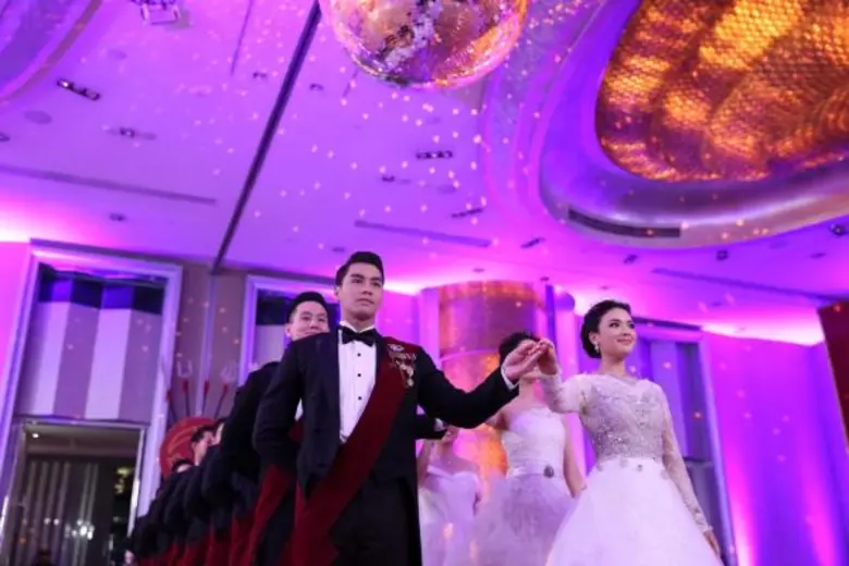 ทูลกระหม่อมหญิงอุบลรัตนราชกัญญา สิริวัฒนาพรรณวดี เสด็จไปทรงเข้าฉากเปิดตัวละคร “ดาวหลงฟ้า ภูผาสีเงิน” ผู้จัด “สตางค์-กันตนา” ทุ่มงบไม่อั้น เนรมิตฉากงานเต้นรำ พร้อมขนเครื่องเพชรกว่า 100,000,000 บาทเข้าร่วมฉาก