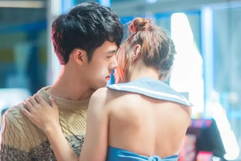 3 หนุ่ม “วี.อาร์.พี” โดนสาวจู่โจม! พลาดท่า เสียจูบ ลงเอ็มวี “ระวังติดใจ (Play With Me)”