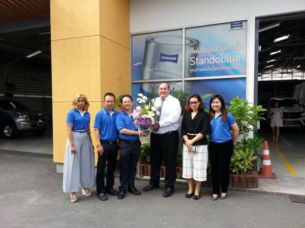 มนตรี ค้ำโพธิ์ (ที่สามจากซ้าย) ผู้จัดการฝ่ายการตลาด...