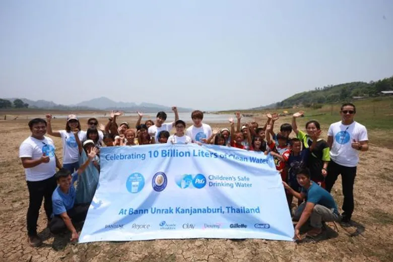 พีแอนด์จี ประเทศไทย ร่วมกับ มูลนิธิอาสาเพื่อนพึ่ง (ภาฯ) ยามยาก ฉลองความสำเร็จ “10,000 ล้านลิตรในโครงการน้ำดื่มปลอดภัยพีแอนด์จี” พร้อมกันทั่วโลก