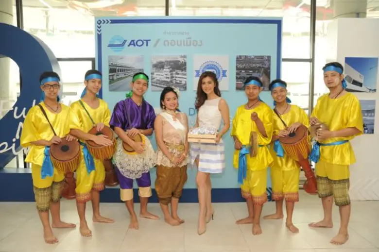 จ๊ะจ๋า – พริมรตา นำขบวนกลองยาวพร้อมส่งมอบซองกันน้ำส่งสุขรับสงกรานต์ ฉลองการกลับมาของอาคารผู้โดยสารภายในประเทศ อาคาร 2 ท่าอากาศยานดอนเมือง