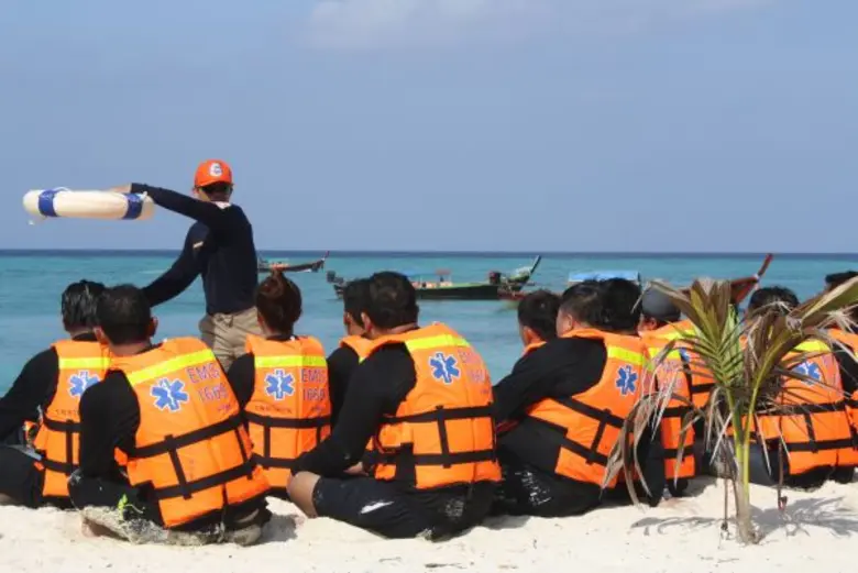 สพฉ.จับมือ สสจ.สตูล จัดฝึกอบรมเชิงปฏิบัติการ การกู้ชีพและช่วยชีวิตทางน้ำ เตรียมรับมือผู้ป่วยจากการจมน้ำและภัยพิบัติทางธรรมชาติ สร้างความเชื่อมั่นให้นักท่องเที่ยว พร้อมแนะเรียนรู้ห่วงโซ่การรอดชีวิตจากการจมน้ำ
