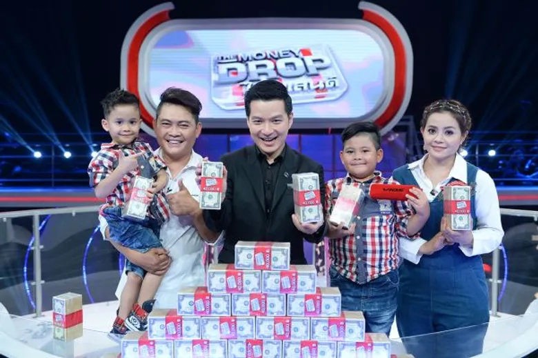 ทีวีไกด์: รายการ “The Money Drop ไทยแลนด์” “ต๋อง ชวนชื่น” ยกครอบครัว พิชิต 7 คำถาม “เดอะมันนี่ดร็อปฯ” เตรียมกวาดรางวัลเพื่อทุนการศึกษาลูกชาย!!!