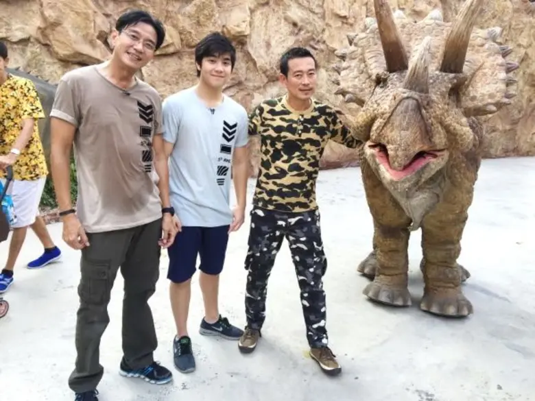 ทีวีไกด์: รายการ "ที่นี่หมอชิต" “พ่อดู๋ –ลูกเอม” พาท่องเที่ยวสิงค์โปร์ ตะลุยโลกล้านปีที่ Dinosaur Planet