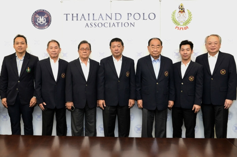 "กนกศักดิ์ ปิ่นแสง" (กลาง) นายกสมาคมกีฬาข...