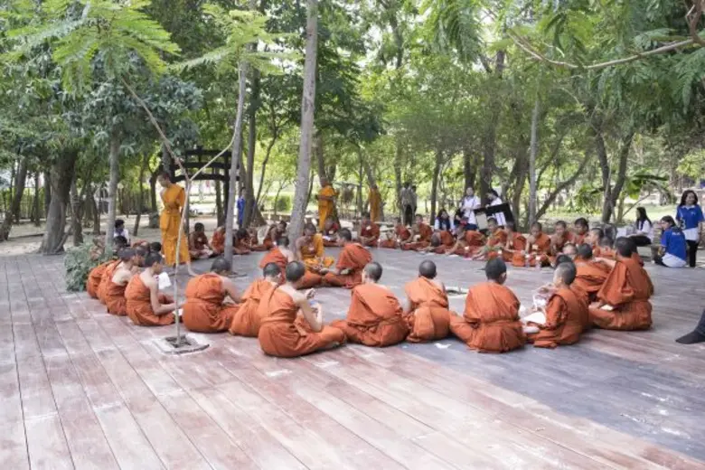 นศ.คอมพิวเตอร์ มทร.ธัญบุรี  บริการวิชาการสามเณรภาคฤดูร้อน