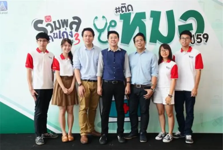 นายสาธร อุพันวัน (กลาง) ประธานเจ้าหน้าที่...