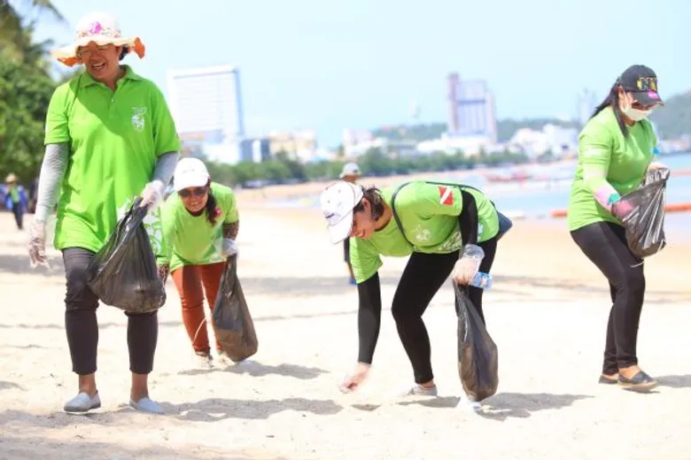 แอร์เอเชียเดินหน้าสานโครงการ GREEN 24 in Pattaya เก็บขยะริมชายหาด และเกาะสาก พัทยา ร่วมรักษาสิ่งแวดล้อม