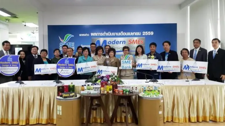นางสาลินี วังตาล ประธานกรรมการ และ นายมงค...