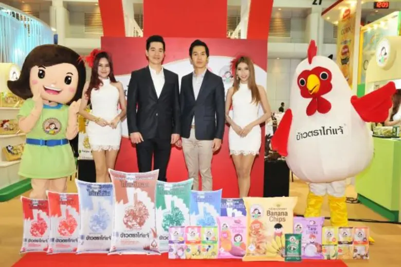 นายธีรินทร์ ธัญญวัฒนกุล (ที่ 3 จากซ้าย) ก...