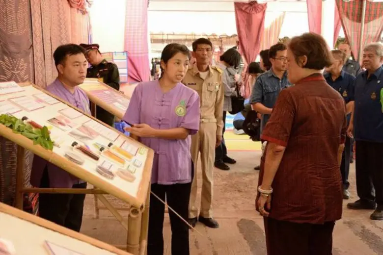 มหาวิทยาลัยแม่โจ้เฝ้าถวายรายงาน สมเด็จพระเทพรัตนราชสุดาฯ สยามบรมราชกุมารี ในโครงการส่งเสริมการเลี้ยงไก่กระดูกดำและการใช้หอยเชอรี่เป็นอาหารสัตว์
