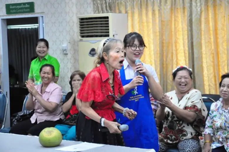 นศ.มทร.ธัญบุรี อบรมการทำยาดมและลูกประคบ คุณตาคุณยาย