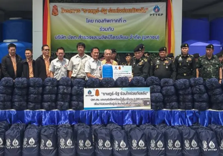 นายทวี ลิ้มสุนทร (ที่ 6 จากซ้าย) ผู้จัดกา...