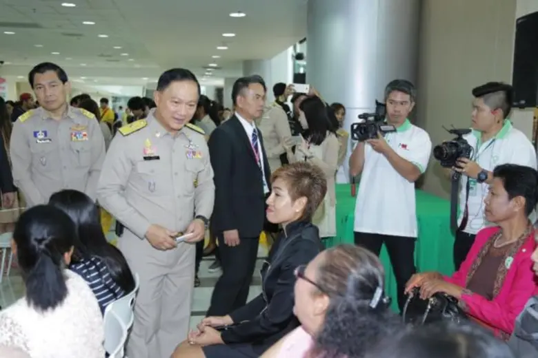 พม. มอบเงินช่วยเหลือเยียวยาด้านการเงินตามหลักมนุษยธรรม แก่ผู้ได้รับผลกระทบจากเหตุการณ์ความรุนแรงทางการเมือง ปี ๒๕๕๖ - ๒๕๕๗ (ชีวิตและร่างกาย)