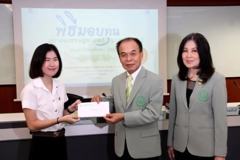 สมาคมเศรษฐศาสตร์ธรรมศาสตร์ มอบทุนเรียนดี/ขาดแคลน นศ. เศรษฐศาสตร์ มธ. รวม 837,000 บาท