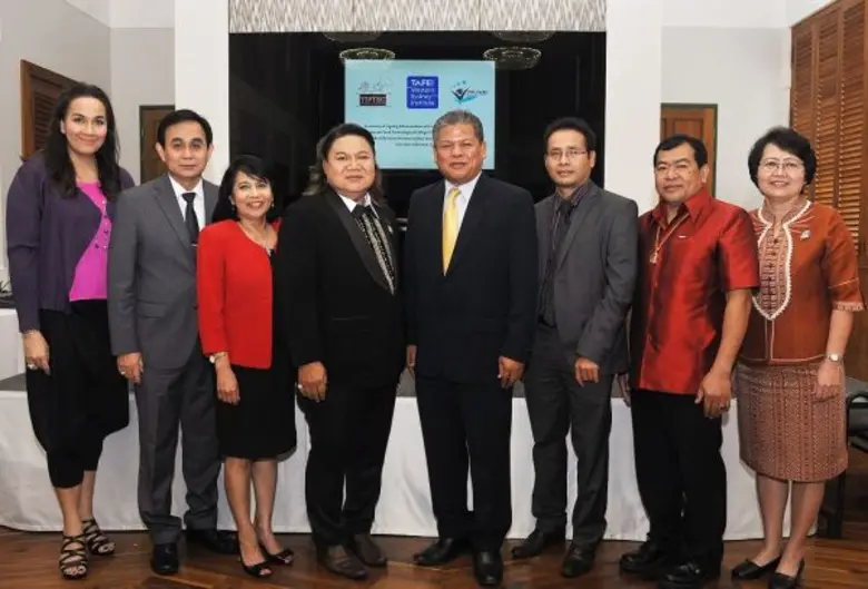 อ.ยิ่งศักดิ์ จับมือ ผู้ประกอบการร้านอาหารไทยในซิดนีย์ เปิดสอนอาชีพเชฟและการบริการป้อนร้านอาหารทั่วประเทศออสเตรเลีย ปีละ 300 คน ยืนยันค่าเรียนถูกกว่าบินไปเรียนที่ออสเตรเลียแถมได้งานแน่นอน