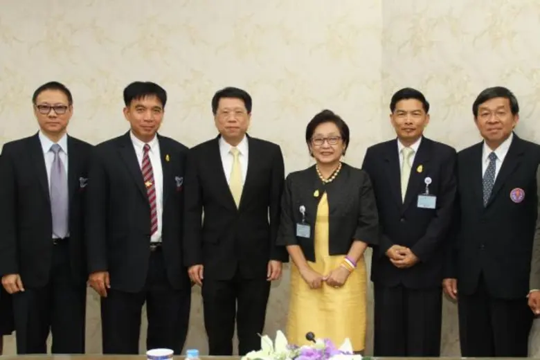 นายแพทย์ธีระเกียรติ เจริญเศรษฐศิลป์ รัฐมน...