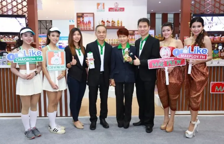 นายอภิศักดิ์ เทพผดุงพร (ที่ 4 จากซ้าย) กร...