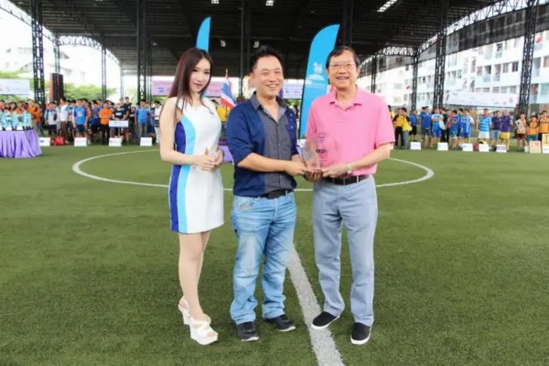 นายอาทิตย์ ทีปกรสุขเกษม (กลาง) กรรมการผู้...