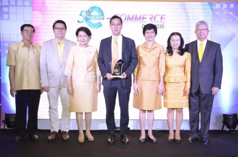 ดร. ธรรม์ จิราธิวัฒน์ (คนกลาง) รองกรรมการ...