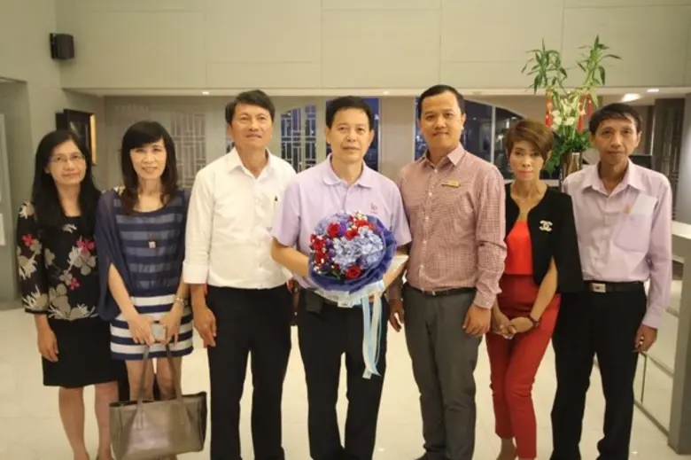 คุณฤทธิไกร ฝ่ายพนอม (ที่ 5 จากซ้าย) ผู้จัดการฝ่ายปฏ...