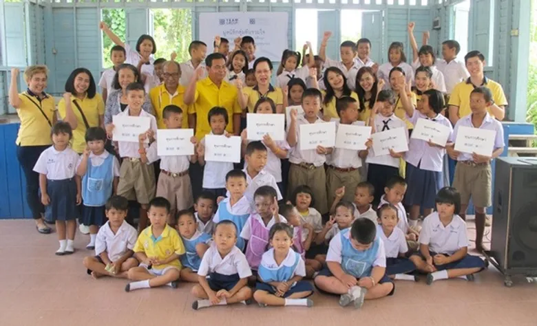 คนทีมฯร่วมแบ่งปันน้ำใจมอบทุนการศึกษา