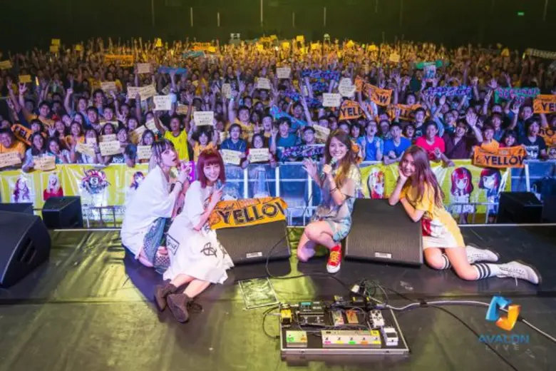 มีความร็อกสุดพลัง! สี่สาว "สแกนดัล" หวดเครื่องดนตรี...
