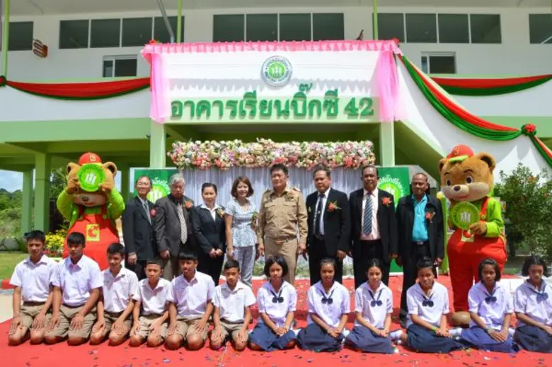นายศรัทธา ทองคำ (กลาง) นายอำเภอคลองท่อม จ...