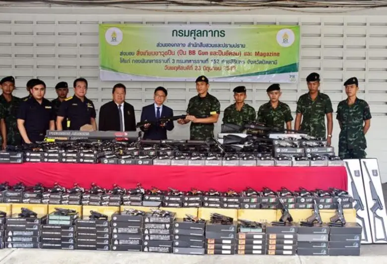 นายกุลิศ สมบัติศิริ อธิบดีกรมศุลกากร ส่งมอบสิ่งเทีย...