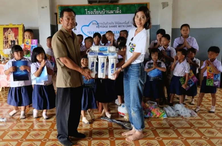 นางสาวกนกพร ชมภูนุท (ขวา) กรรมการผู้จัดกา...