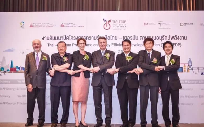 ในภาพ (จากซ้าย) ดร.เดวิด ครอสลี่ The Regu...
