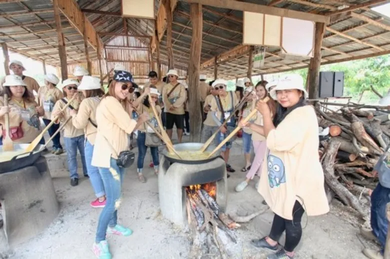 ฟอลคอนประกันภัยรวมพลจิตอาสากว่า 250 ชีวิต ไปสัมผัสวิถีชีวิตช้างที่ถูกทอดทิ้ง ณ บ้าน ช. ช้างชรา จังหวัดกาญจนบุรี