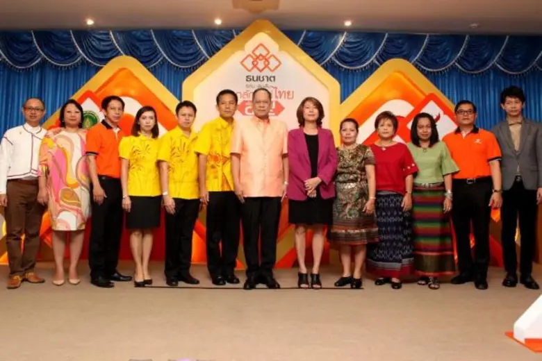 นายวิชา กุลกอบเกียรติ (กลาง) ผู้อำนวยการอ...