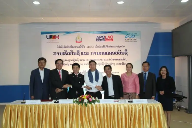 นายสมภพ ศักดิ์พันธ์พนม (คนที่4 จากซ้ายมือ...