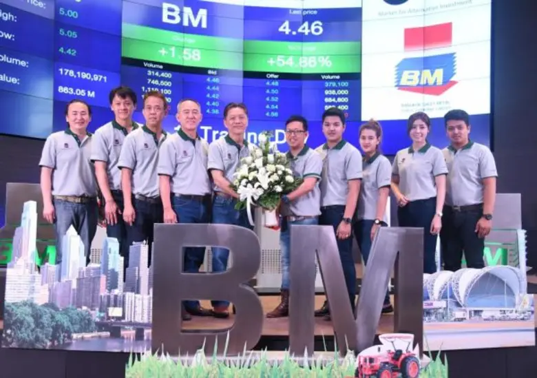 นายจตวายุ สดุดีปรีดา (คนที่ 5 จากขวา) ประธานเจ้าหน้...