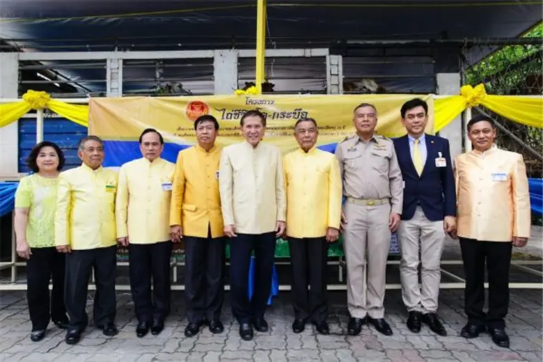นายบุญชัย โชควัฒนา (กลาง) ประธานกรรมการ บ...